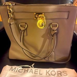 Michael Kors Handbag never used measurements 14x13” new with dust bag